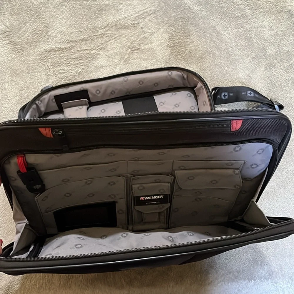 SwissGear by Wenger LEGACY 16` single compartment notebook case